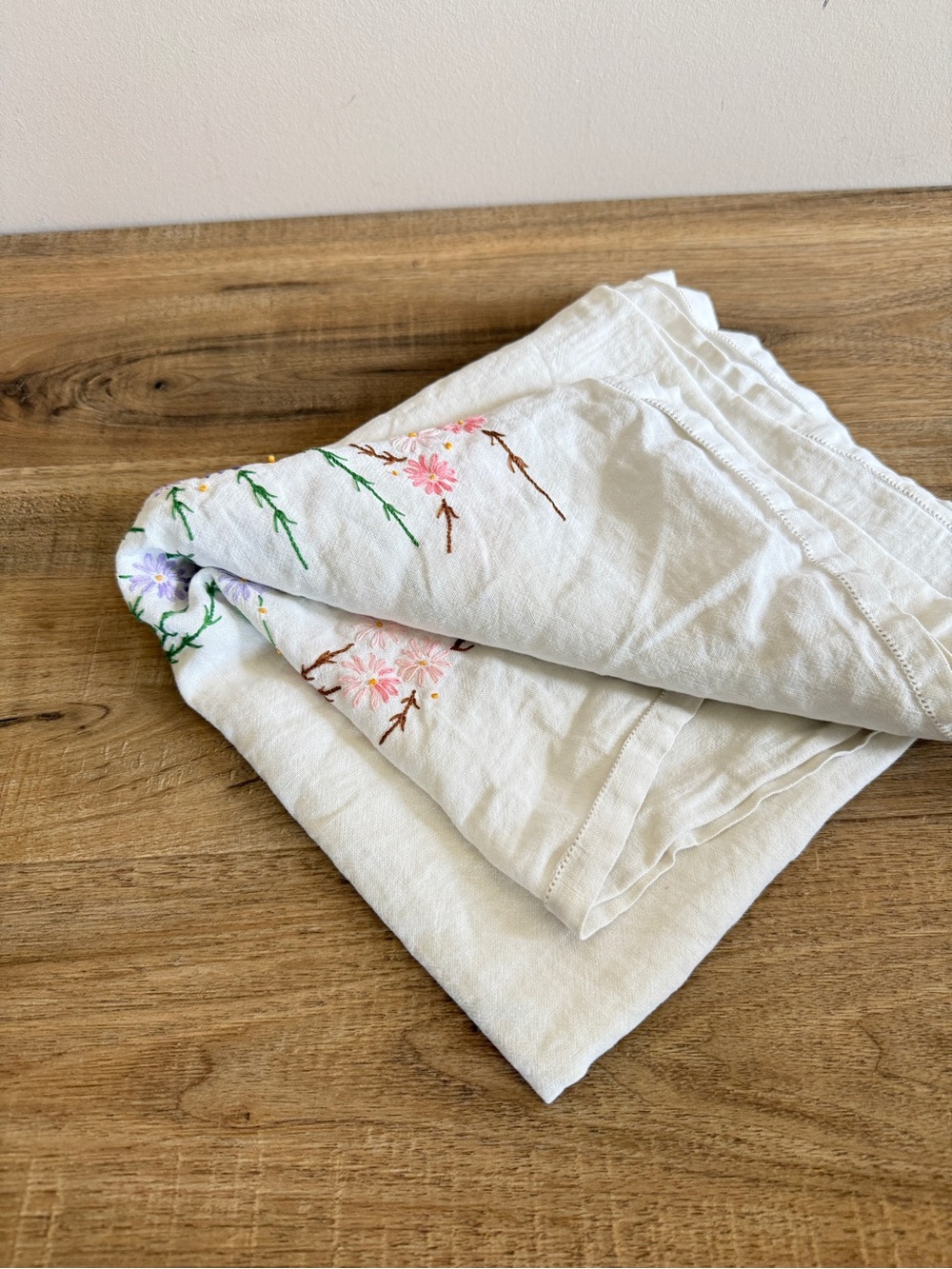 Vintage Floral Embroidered Square Table Cloth White Spring Cottagecore ~40x40